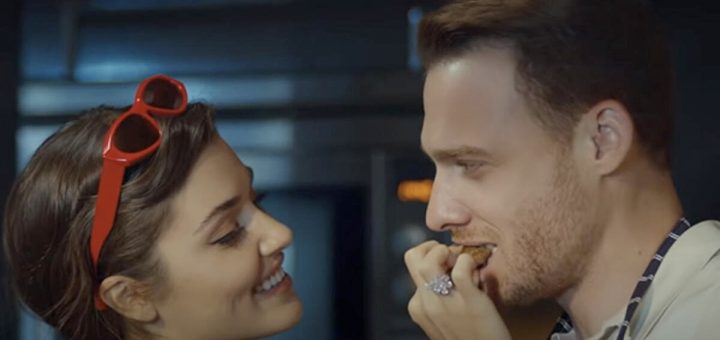 Sen Çal Kapımı / Love Is In The Air