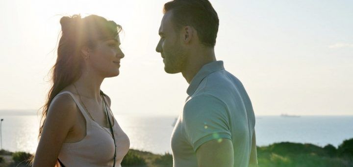 Sen Çal Kapımı / Love Is In The Air